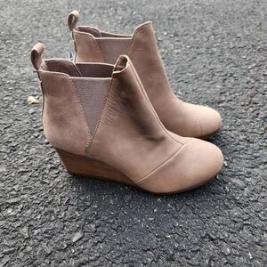 NWT Tom’s Kelsey Wedge Booties Taupe Gray Suede Leather size 8.5